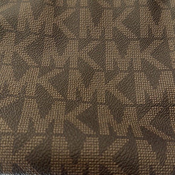 Authentic Michael Kors adjustable shoulder bag. - Picture 4 of 5